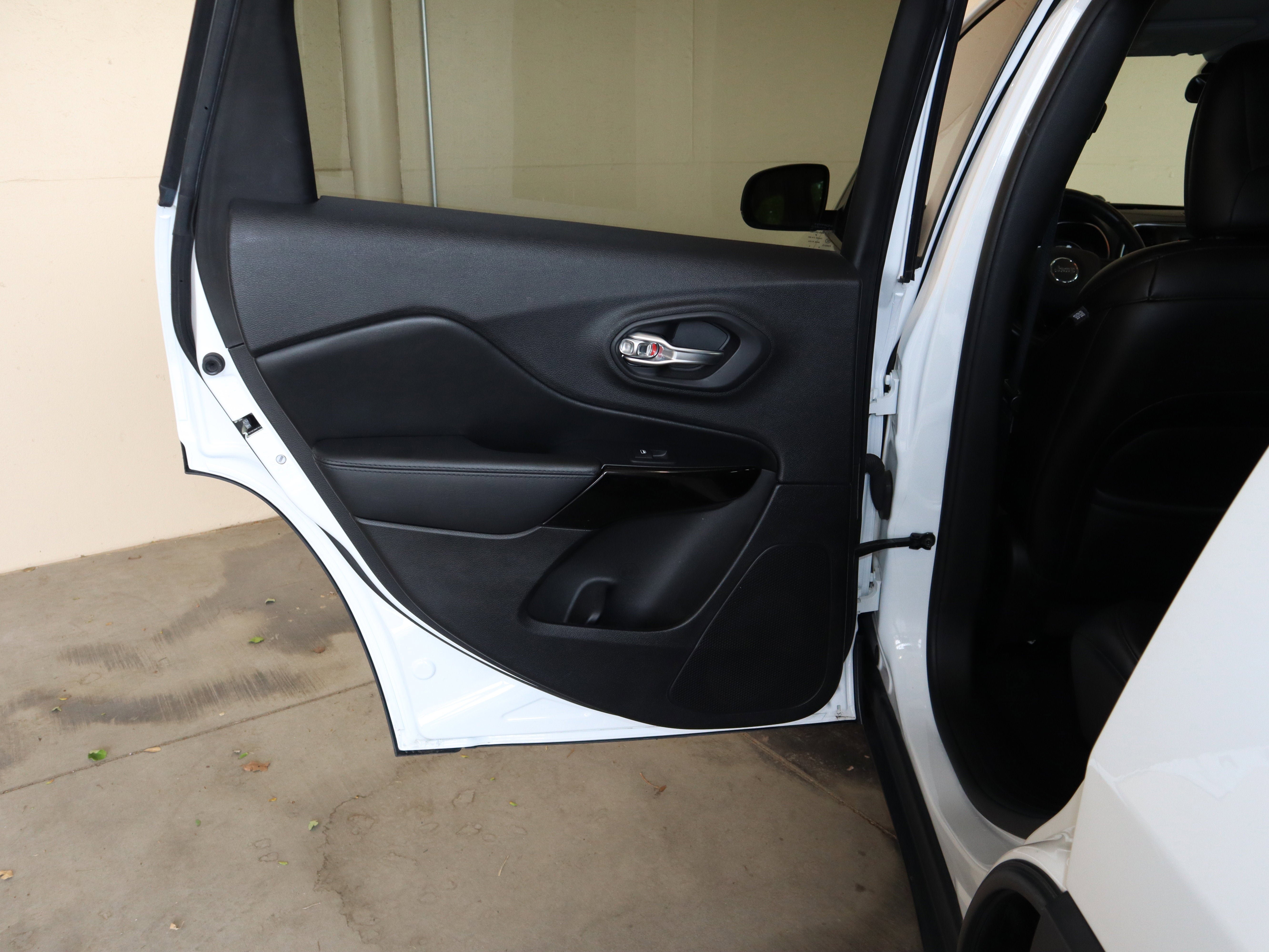 Used 2019 Jeep Cherokee Latitude Plus FWD image 37