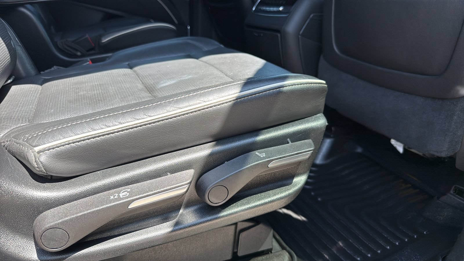 Used 2021 Cadillac Escalade Premium Luxury RWD image 26