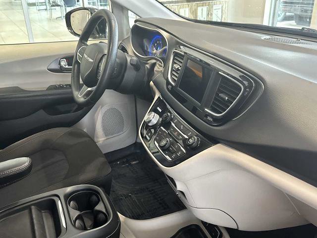 Used 2020 Chrysler Pacifica Touring image 32