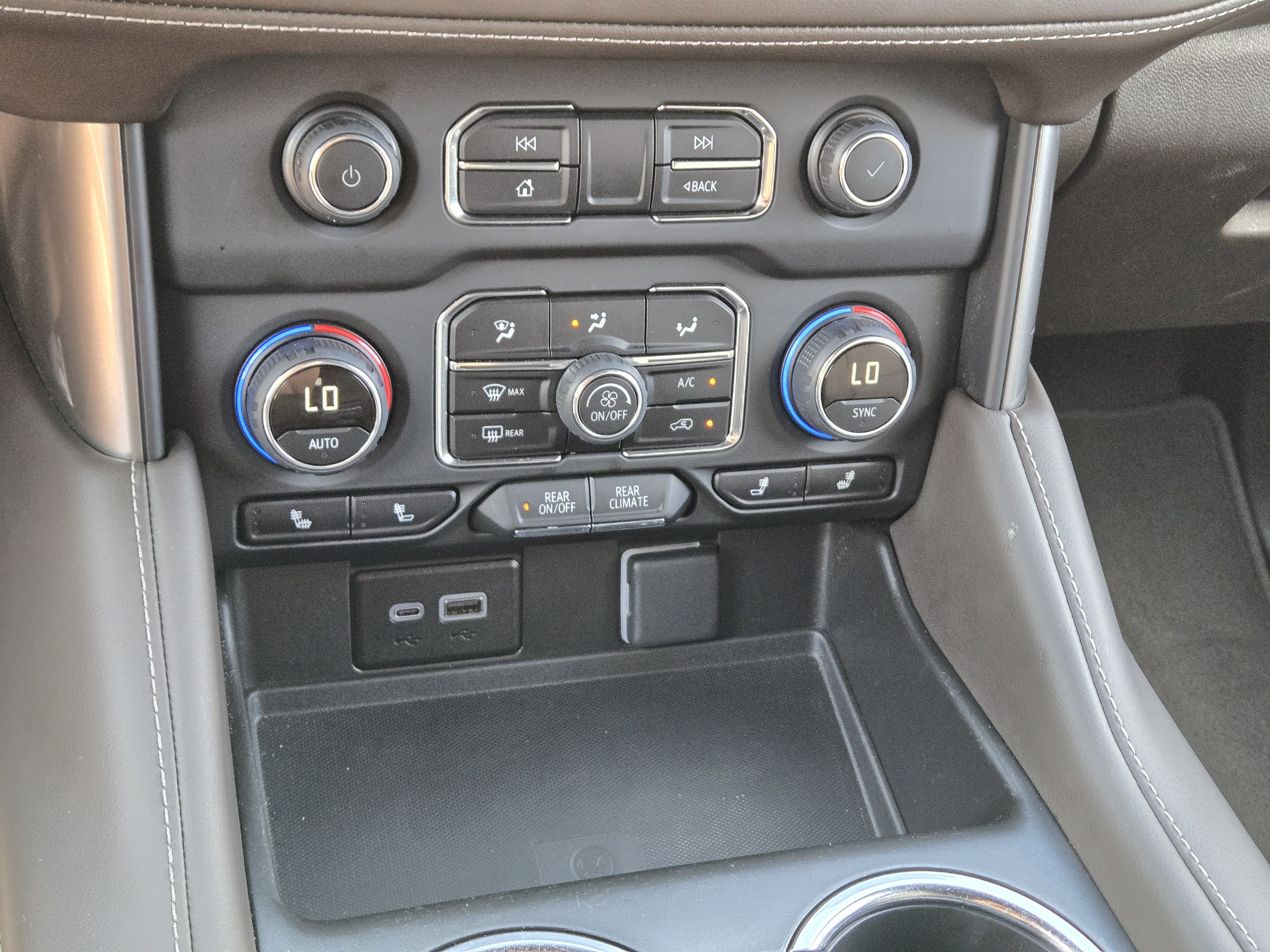 Used 2024 Chevrolet Suburban LT w/ Luxury Package RWD image 30