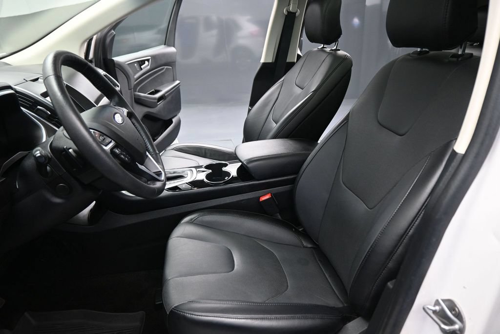 Certified 2018 Ford Edge Titanium w/ Equipment Group 302A AWD/4WD image 9