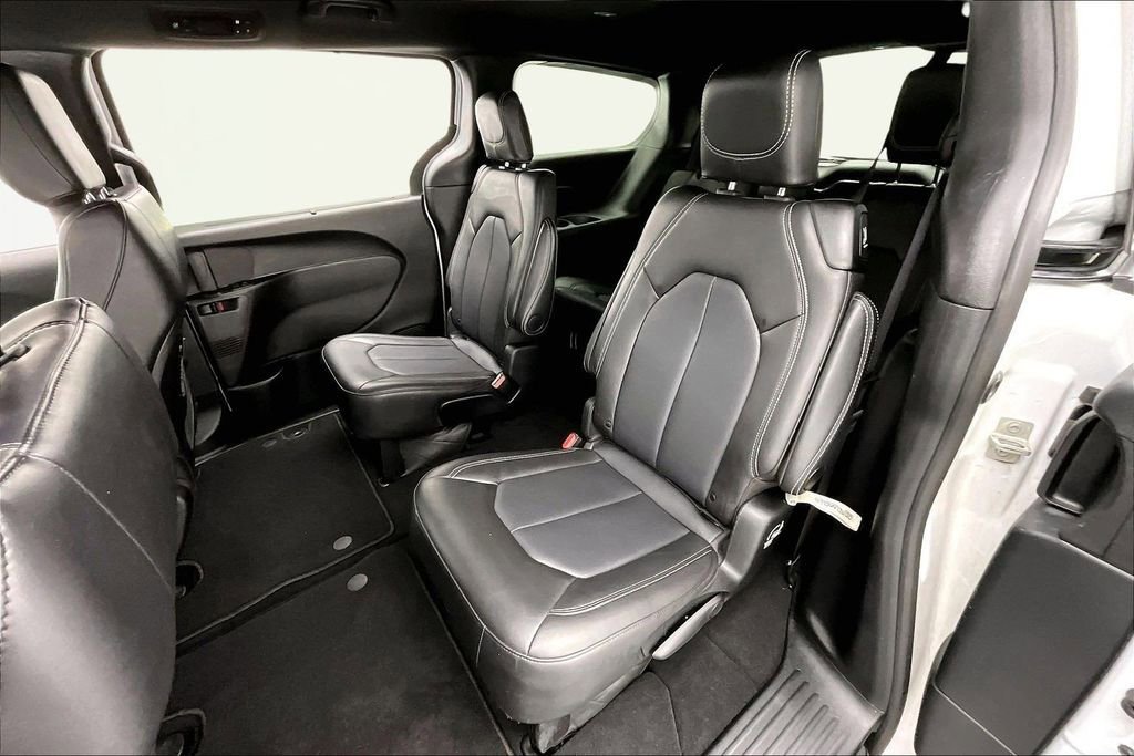 Used 2025 Chrysler Pacifica Select image 26