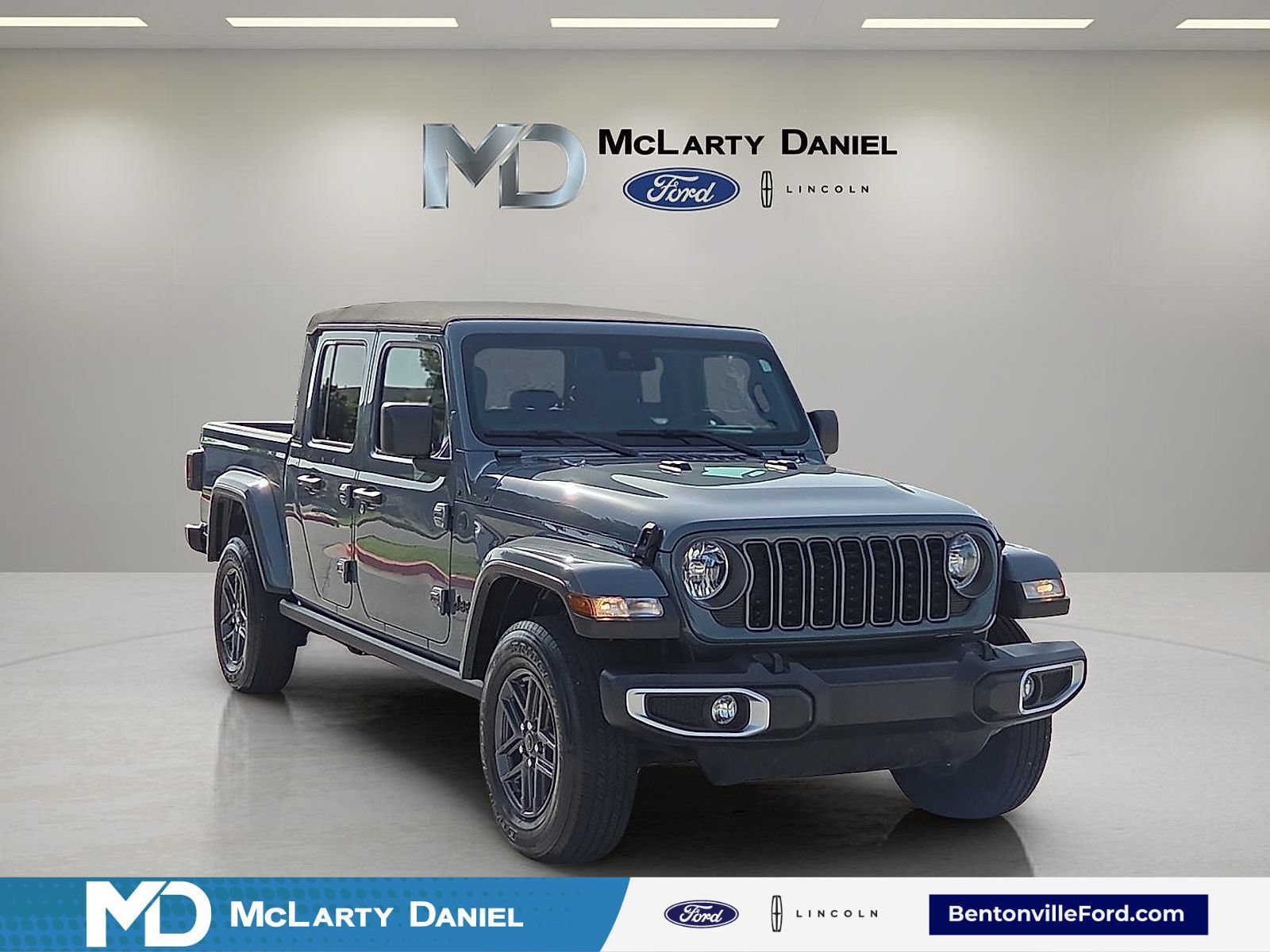 Used 2024 Jeep Gladiator Sport AWD/4WD image 1
