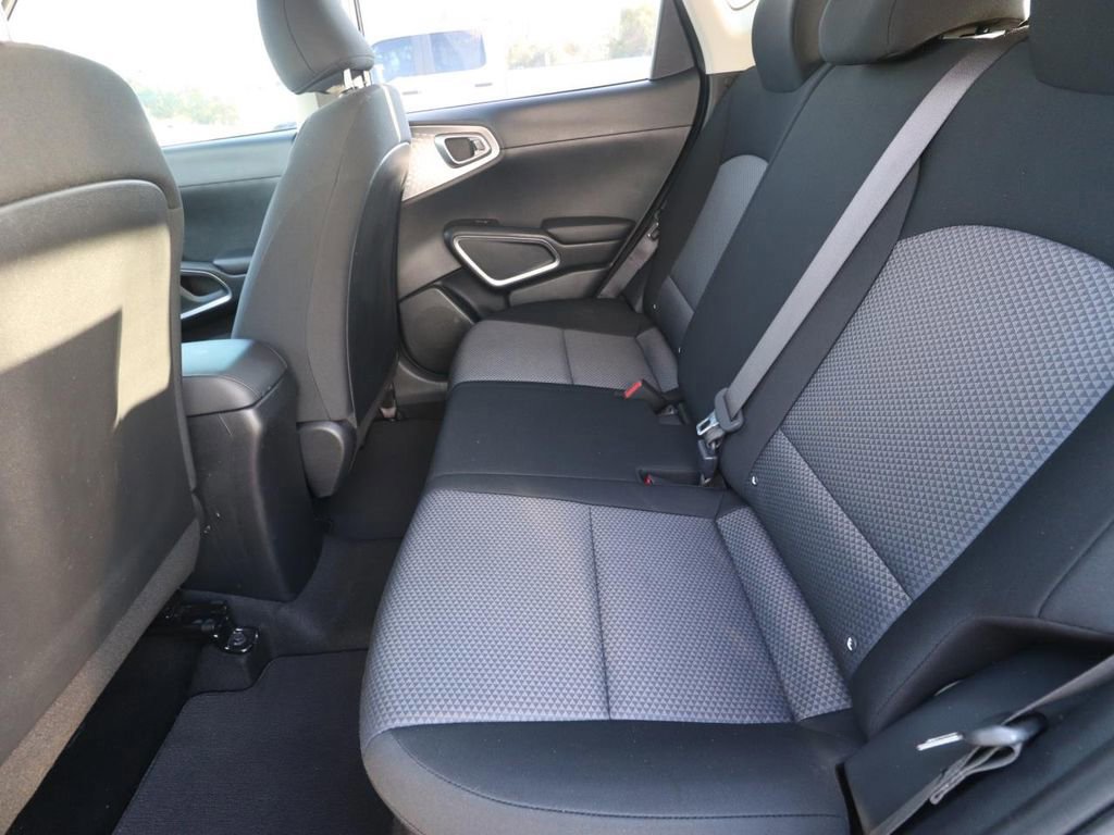 Used 2025 Kia Soul LX w/ LX Technology Package image 12