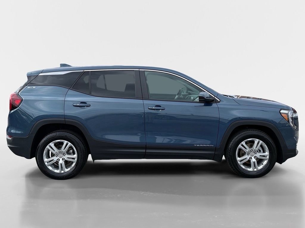 Used 2024 GMC Terrain SLE image 2