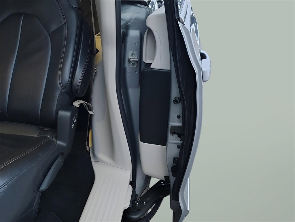 Used 2017 Chrysler Pacifica Touring-L image 24