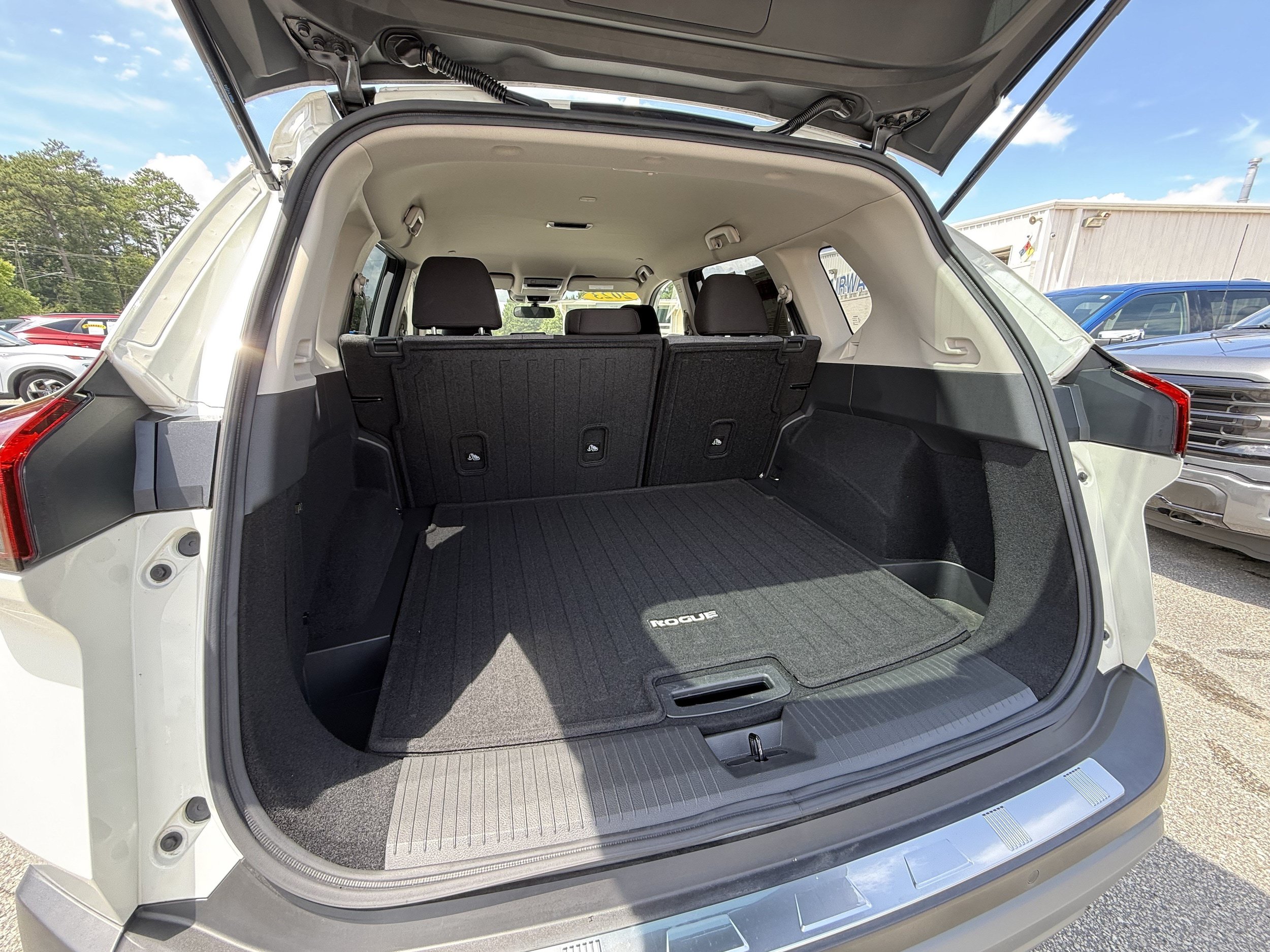 Used 2023 Nissan Rogue SV AWD/4WD image 24