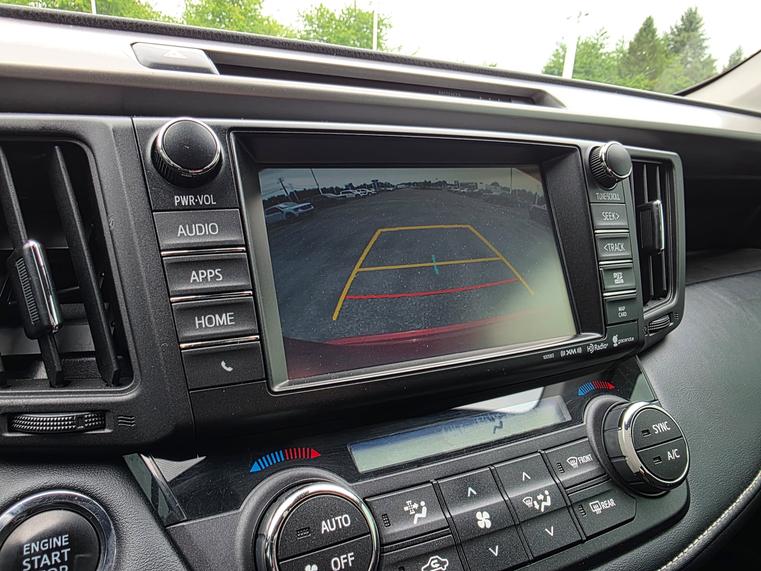 Used 2018 Toyota RAV4 XLE AWD/4WD image 19