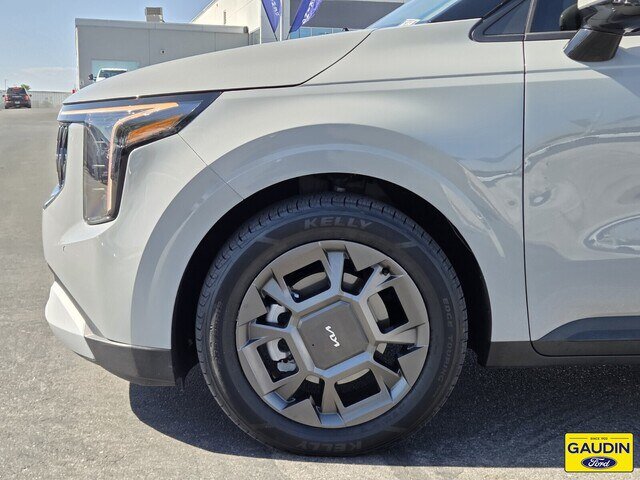 Used 2025 Kia Carnival EX FWD image 10