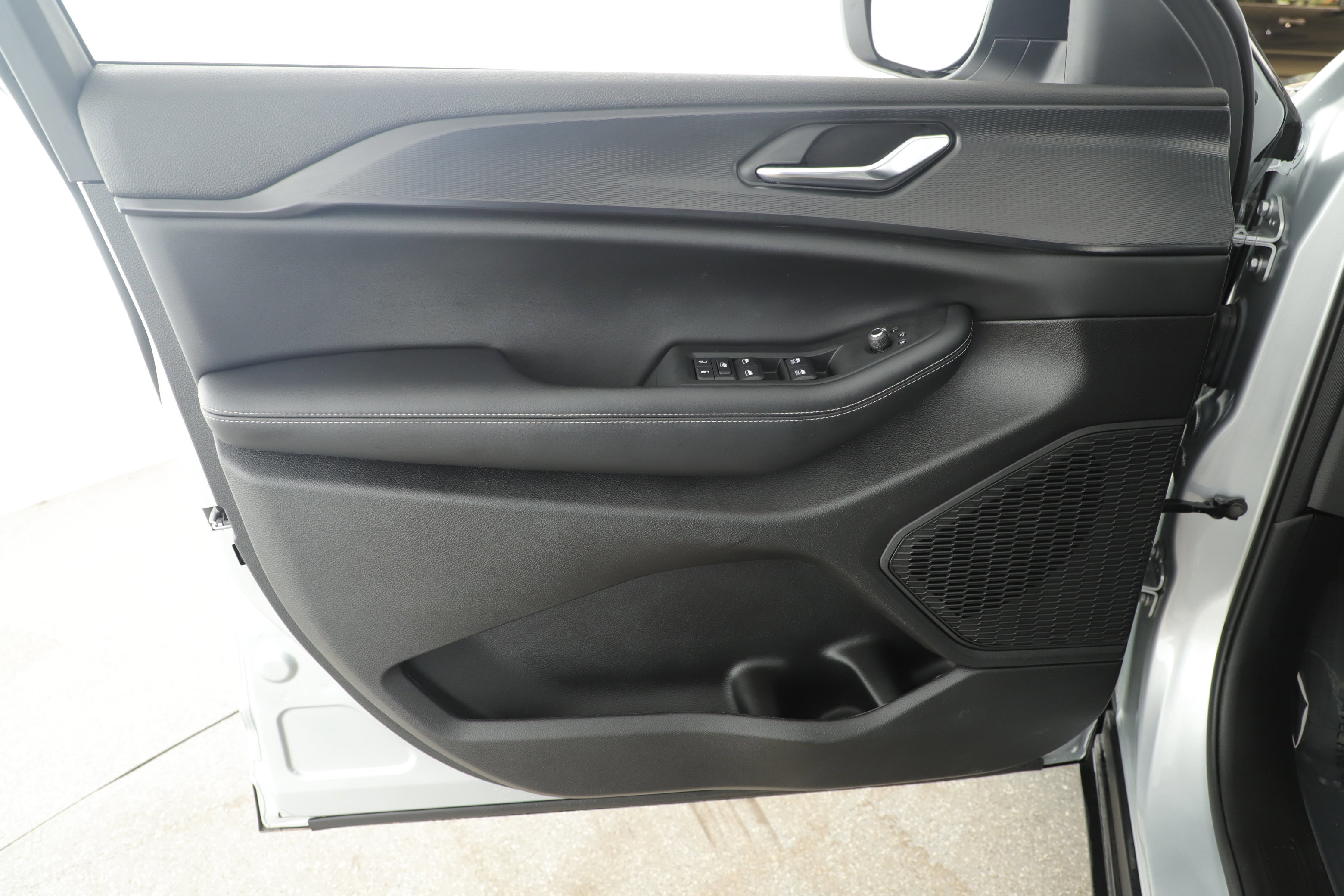 Used 2025 Jeep Grand Cherokee L Laredo w/ Luxury Tech Group I image 8