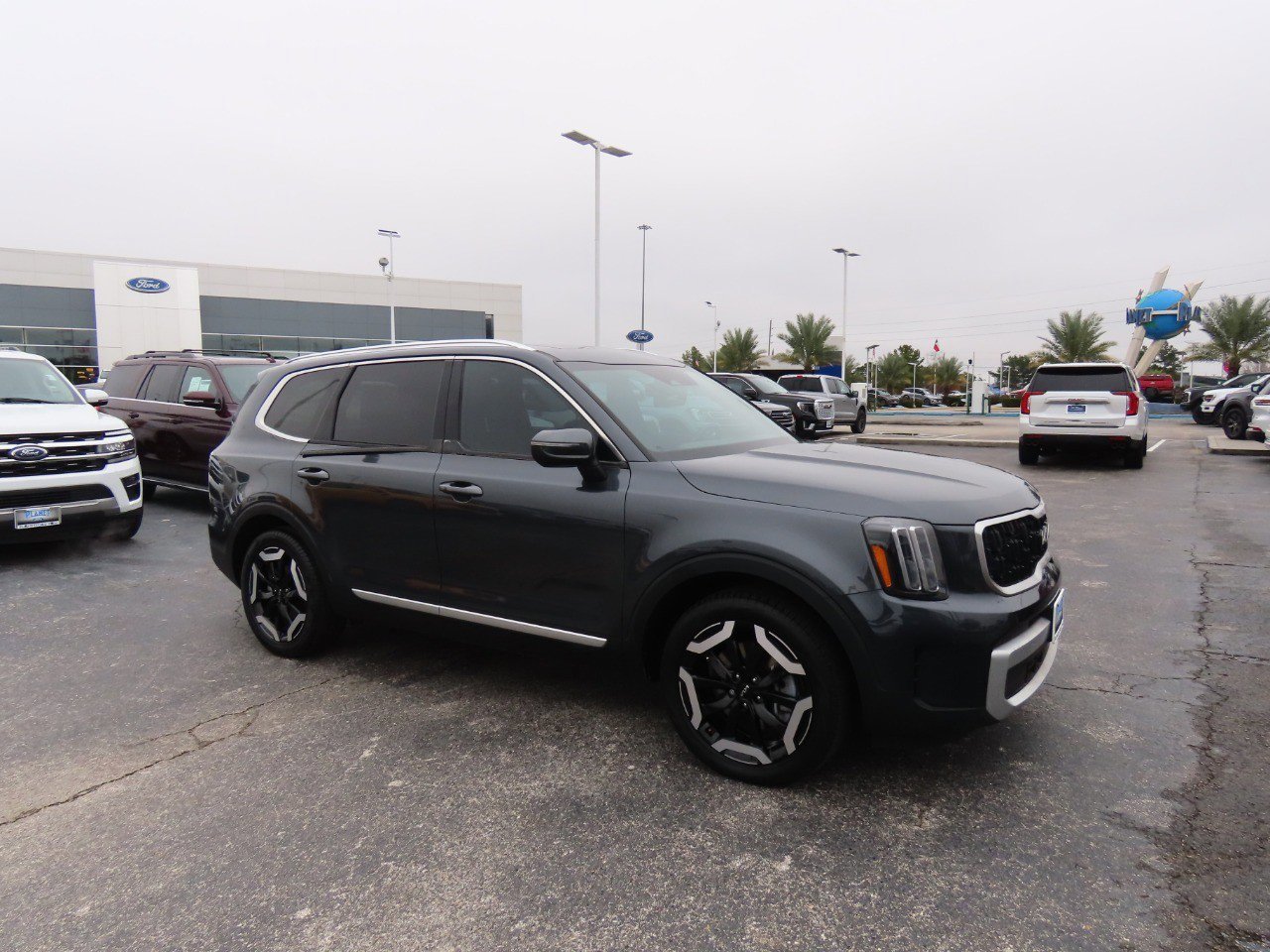 Used 2024 Kia Telluride EX w/ EX Captain's Chair Package image 7