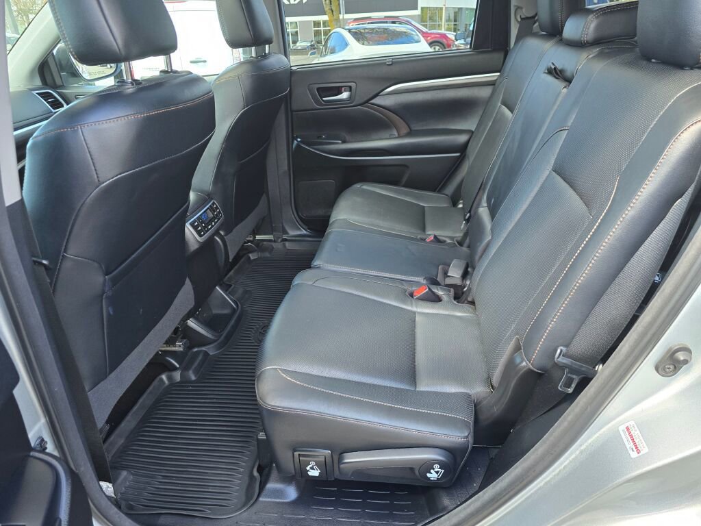 Used 2018 Toyota Highlander Limited Platinum AWD/4WD image 12
