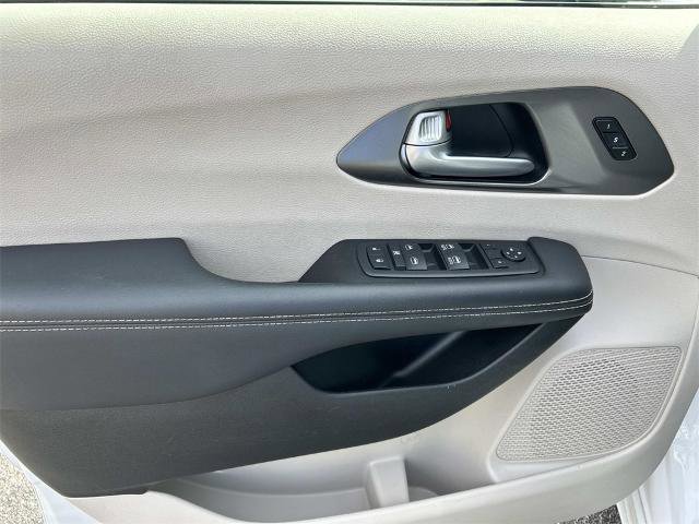 Used 2024 Chrysler Pacifica Touring-L image 24