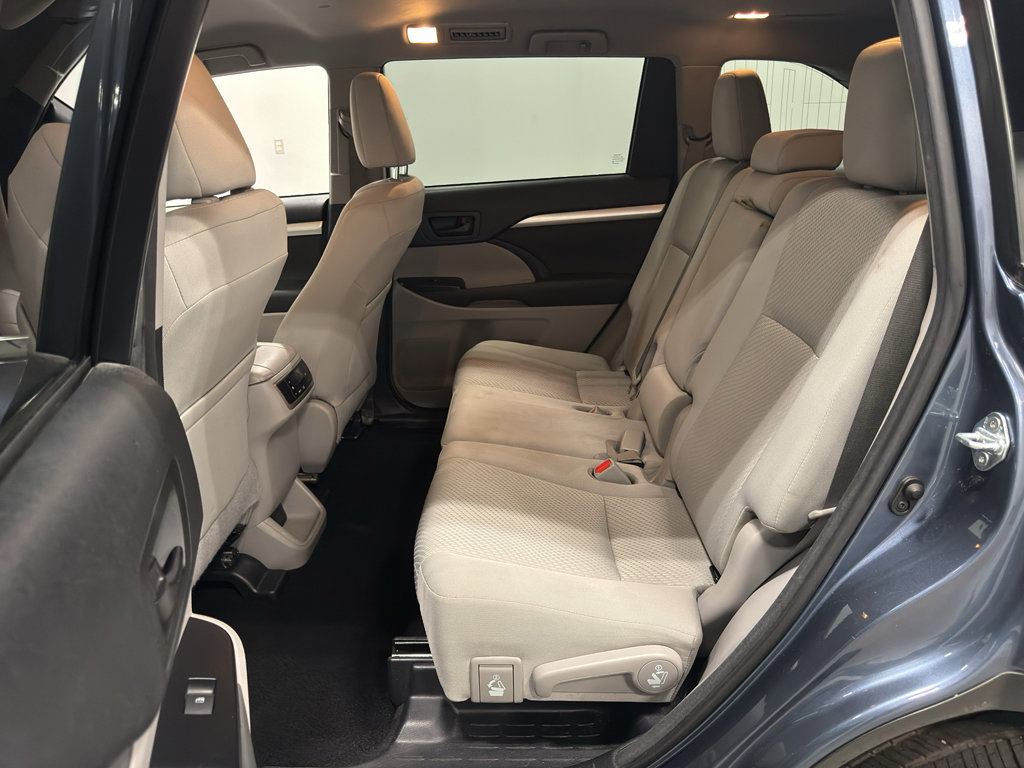 Used 2017 Toyota Highlander LE image 26