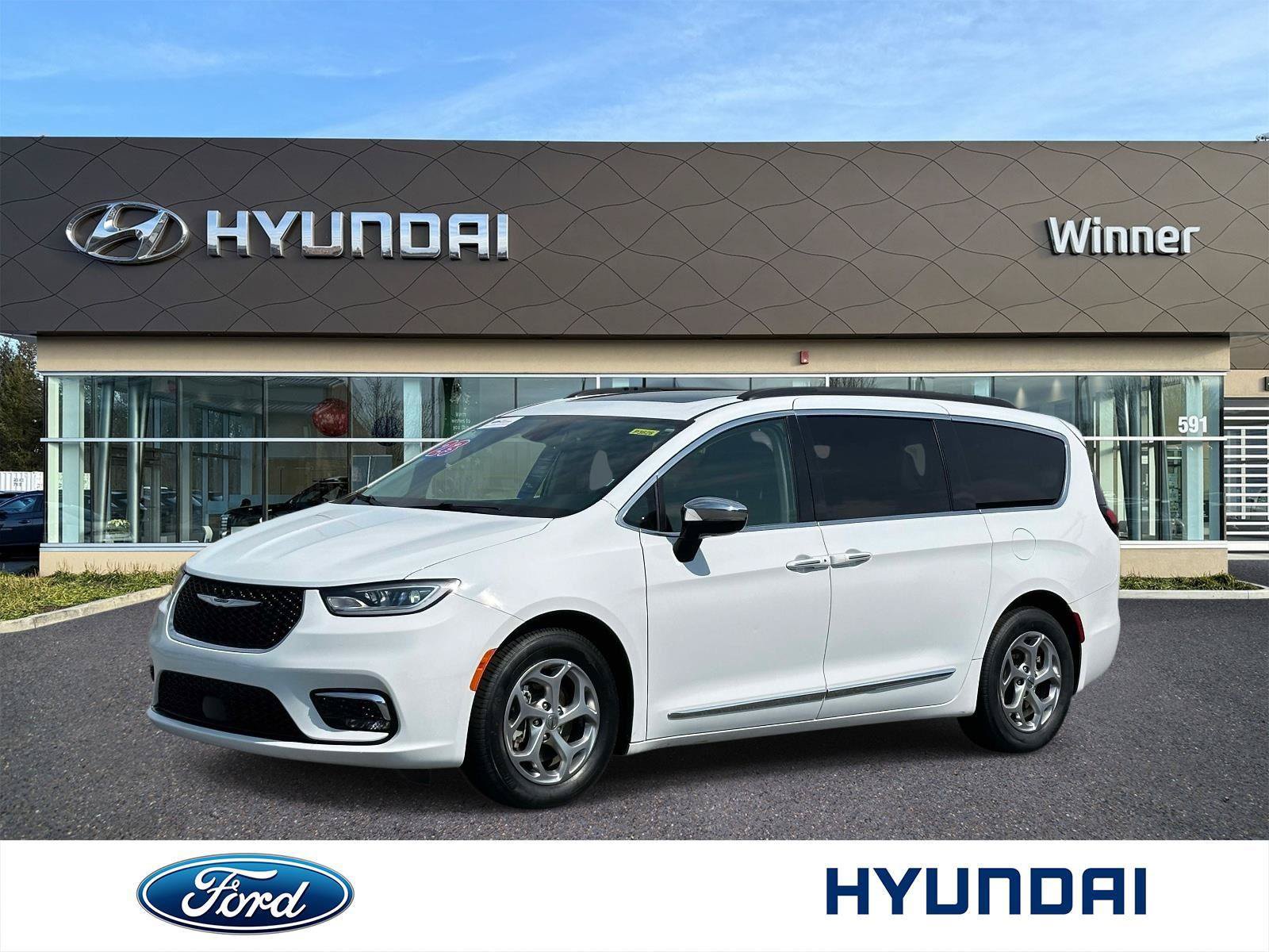 Used 2023 Chrysler Pacifica Limited FWD image 1