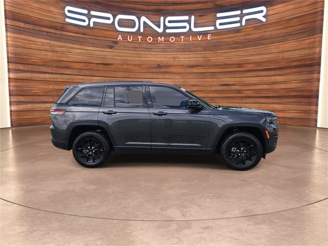 Used 2024 Jeep Grand Cherokee Altitude AWD/4WD image 8