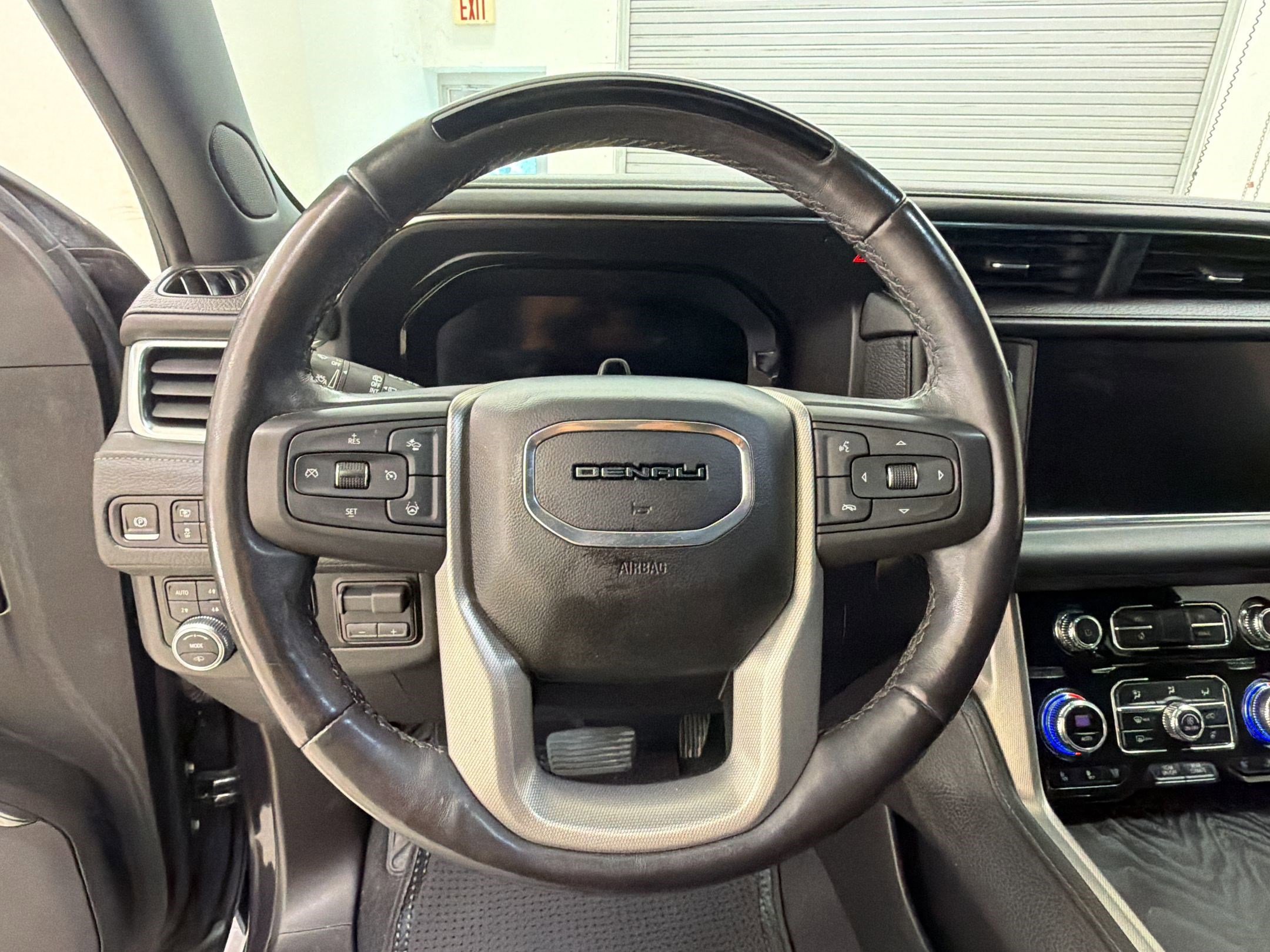 Used 2023 GMC Yukon Denali w/ Denali Reserve Package AWD/4WD image 18