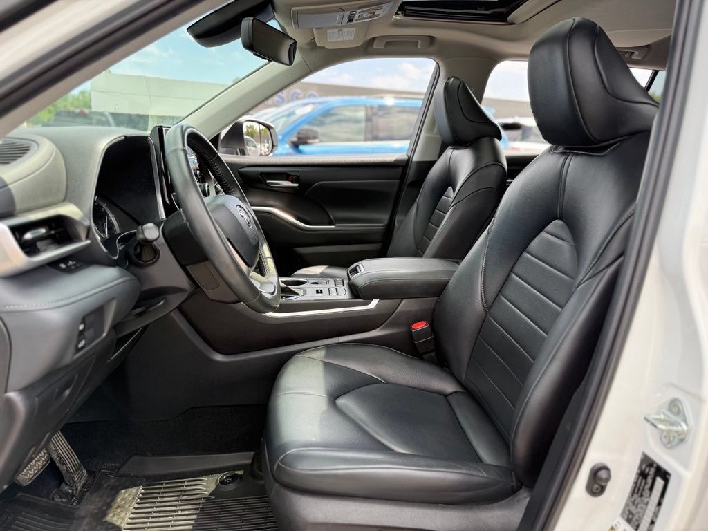 Used 2022 Toyota Highlander XLE AWD/4WD image 13