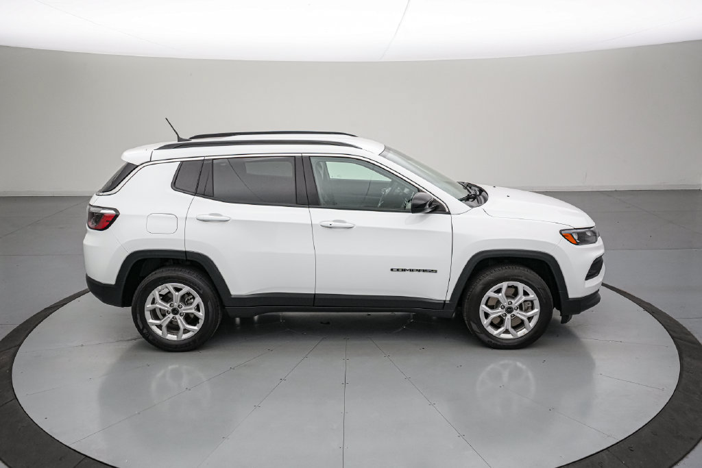 Used 2025 Jeep Compass Latitude AWD/4WD image 3