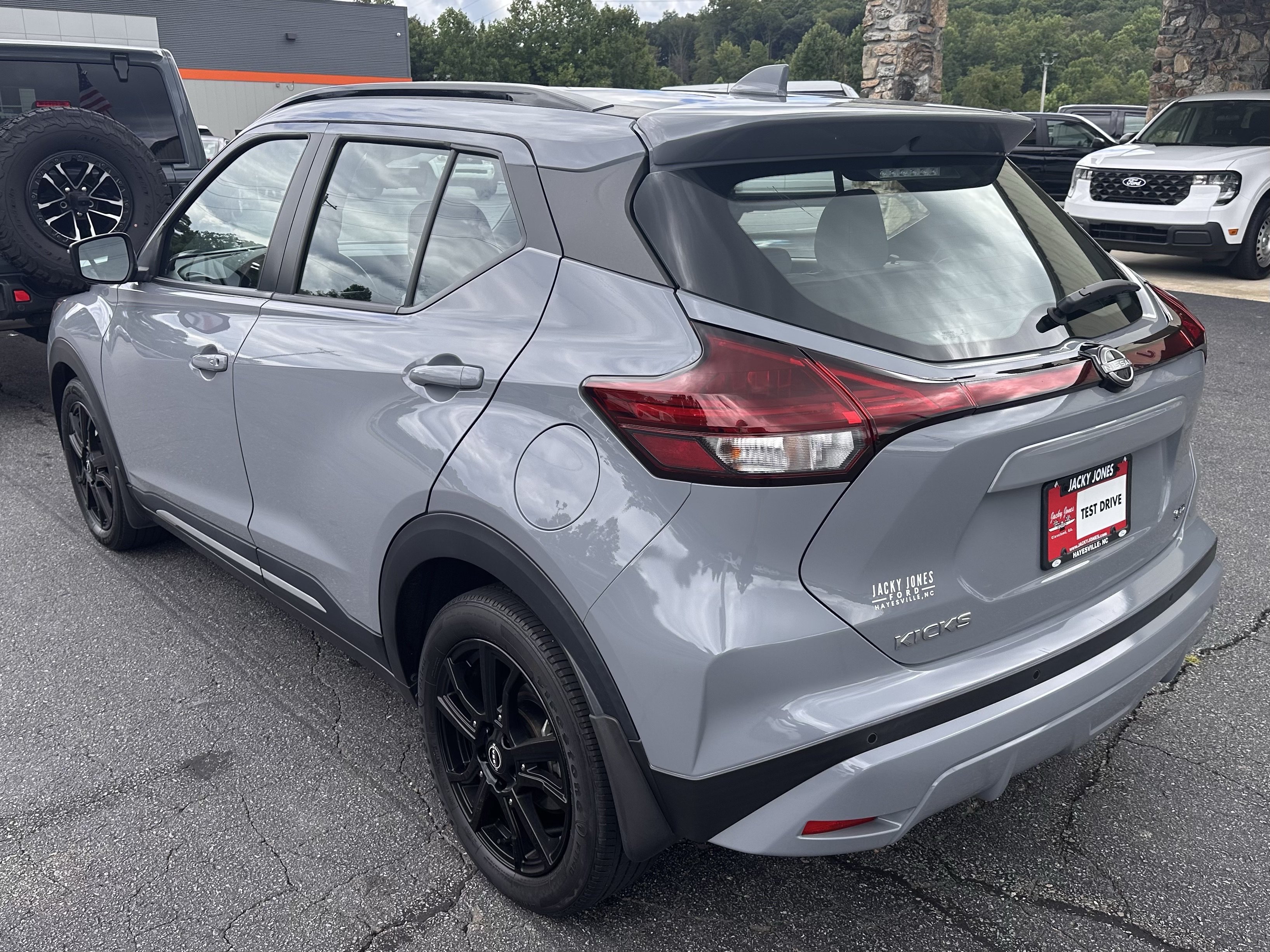 Used 2022 Nissan Kicks SR w/ Premium Package FWD image 8