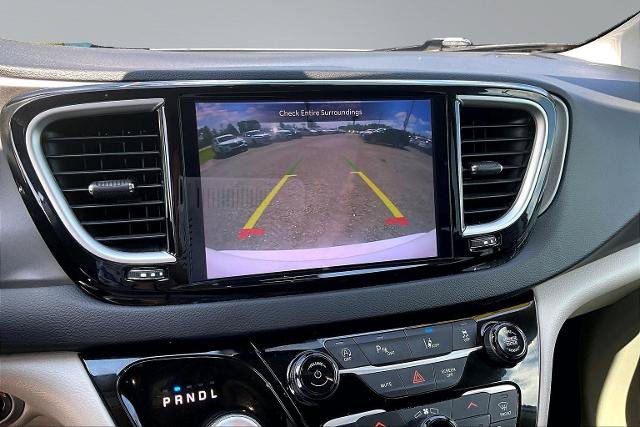 Used 2023 Chrysler Pacifica Touring-L FWD image 21