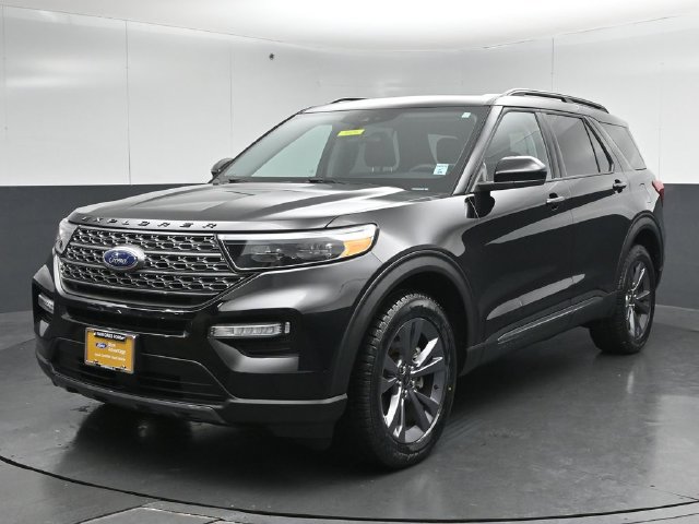 Certified 2024 Ford Explorer XLT w/ Equipment Group 202A AWD/4WD image 3