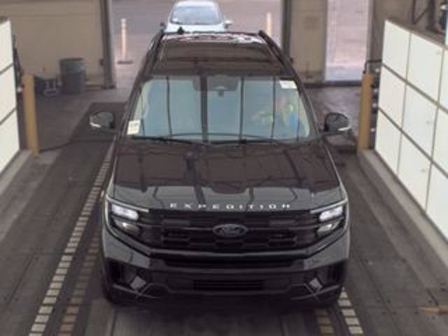 Certified 2025 Ford Expedition Active AWD/4WD image 3