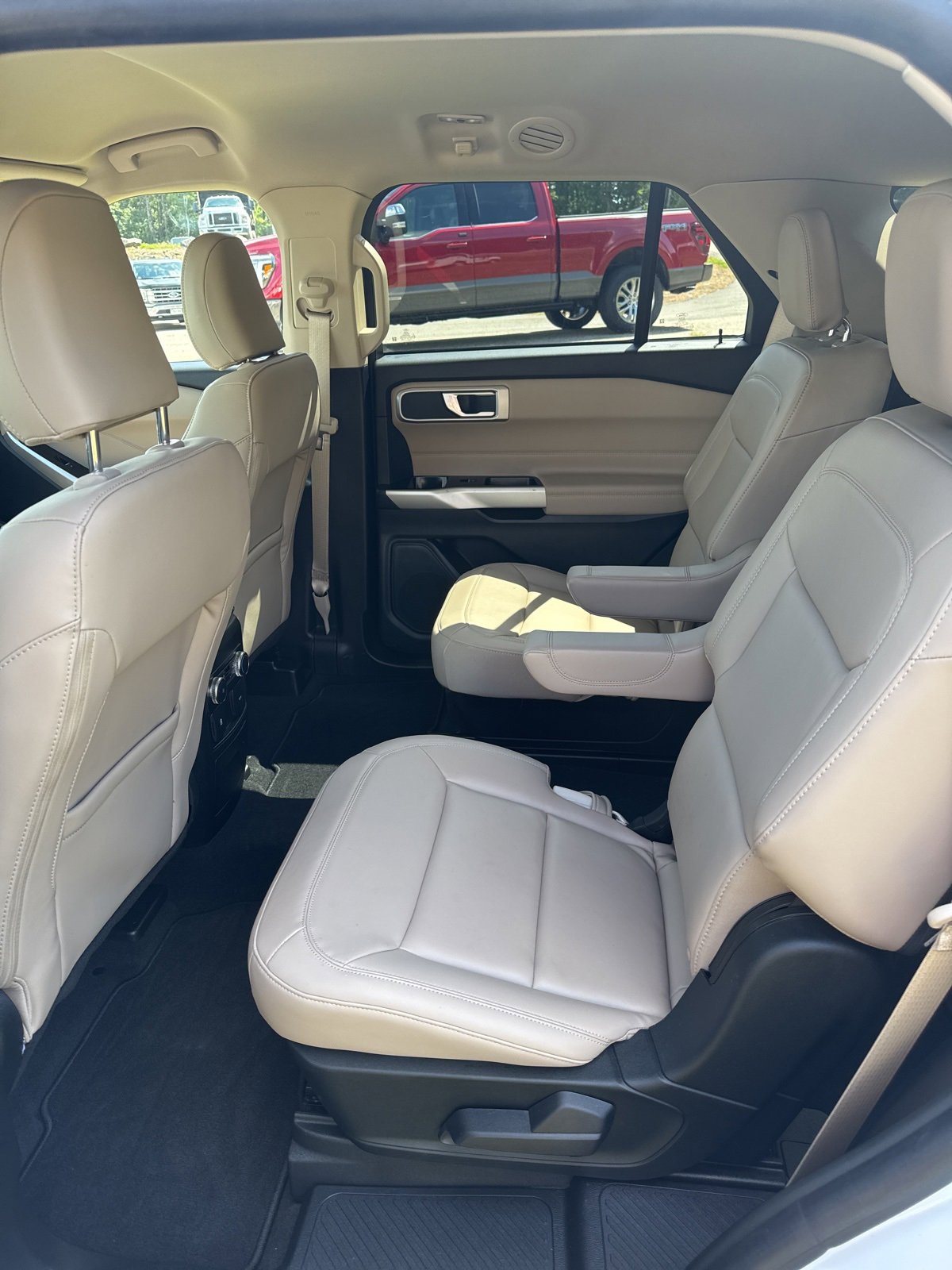 Certified 2022 Ford Explorer XLT w/ Equipment Group 202A image 10