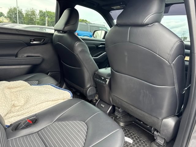 Used 2024 Toyota Highlander XSE AWD/4WD image 16
