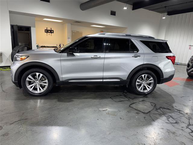 Certified 2020 Ford Explorer Platinum w/ Premium Technology Package AWD/4WD image 2
