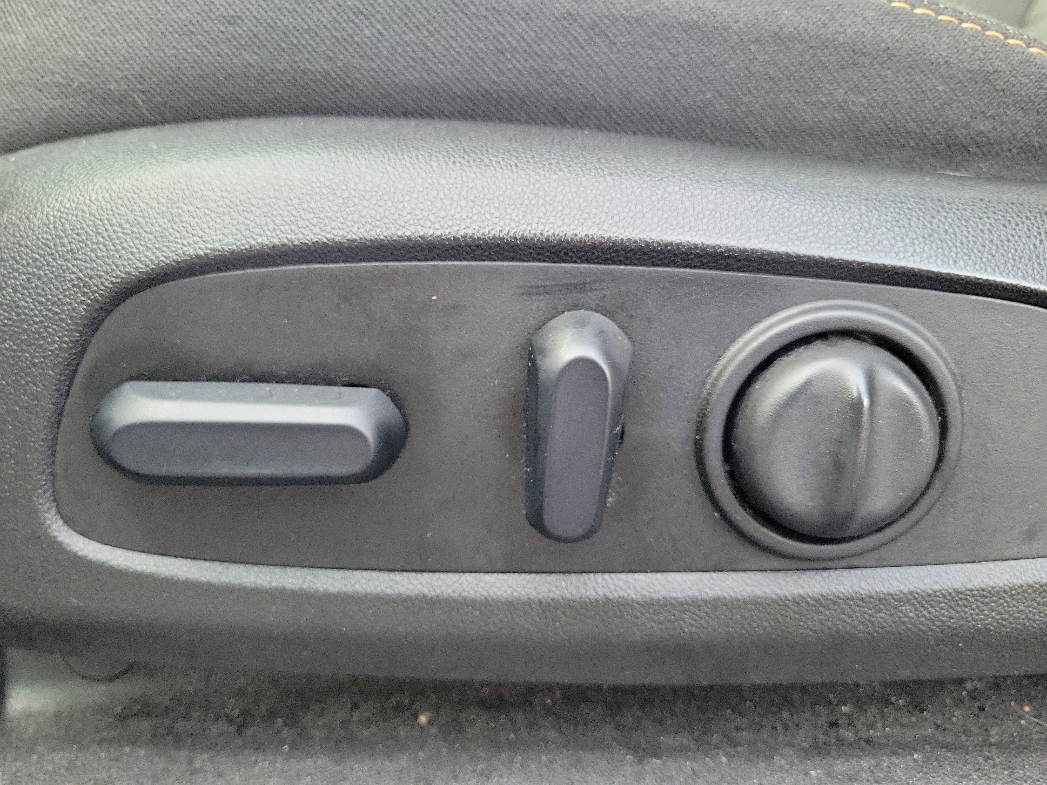 Used 2019 Chevrolet Equinox LT w/ Sun & Navigation Package image 21