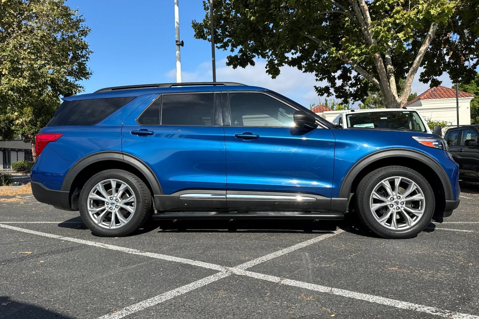 Certified 2021 Ford Explorer XLT RWD image 3