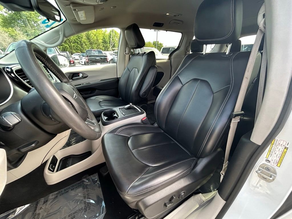 Used 2023 Chrysler Pacifica Touring-L FWD image 15