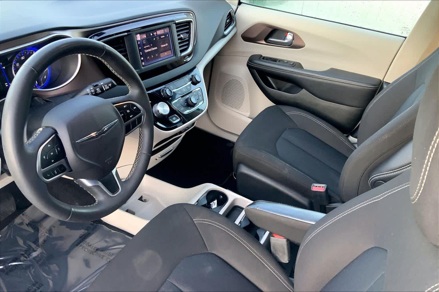 Used 2022 Chrysler Voyager LX FWD image 15
