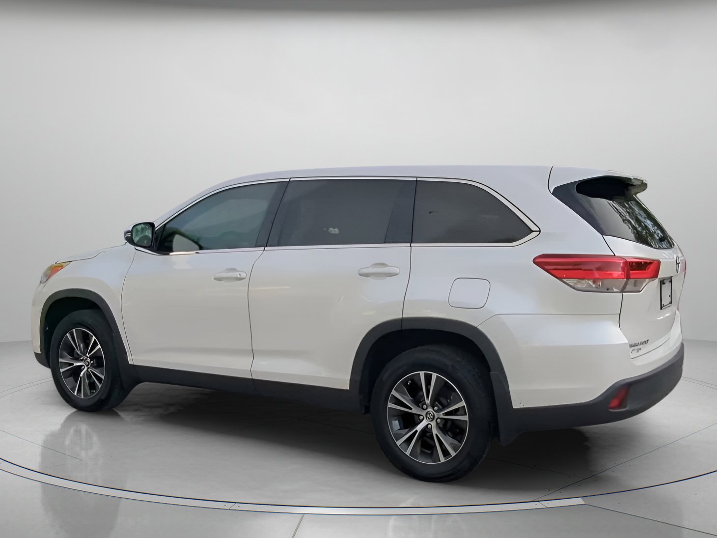 Used 2019 Toyota Highlander LE FWD image 19