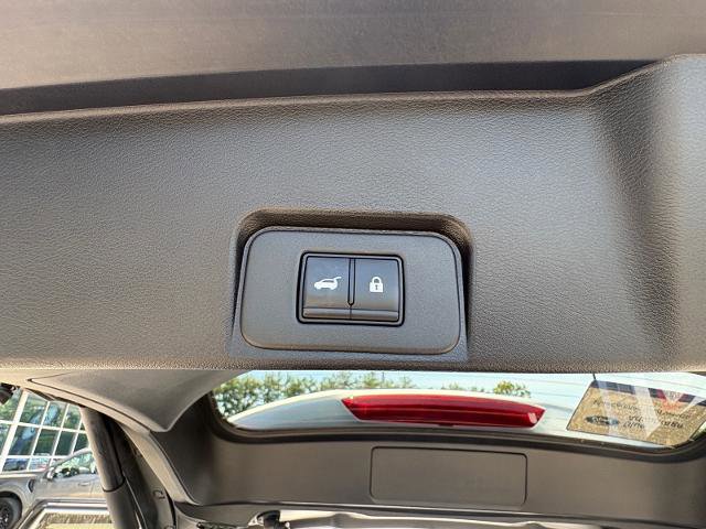 Used 2025 Nissan Rogue SV FWD image 33