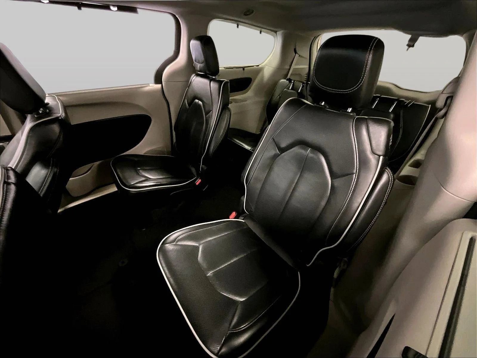 Used 2023 Chrysler Pacifica Limited FWD image 25