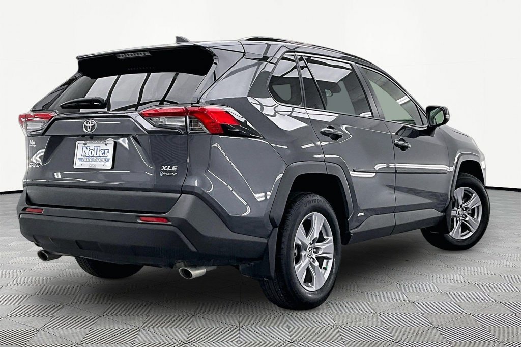 Used 2025 Toyota RAV4 XLE AWD/4WD image 2