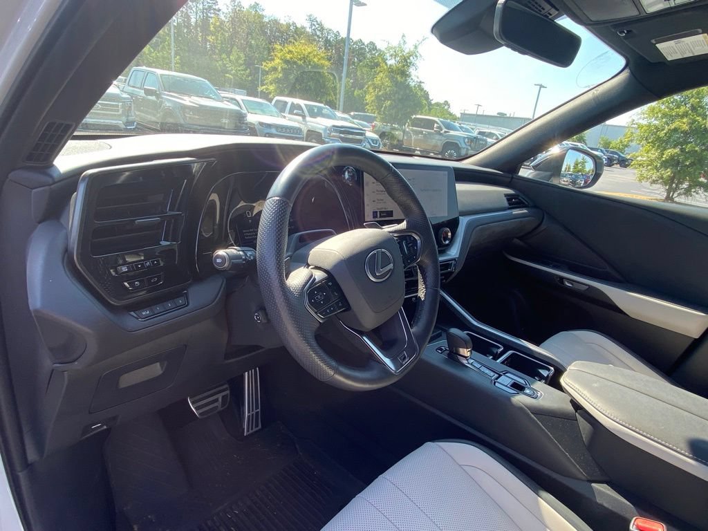Used 2025 Lexus TX 500h AWD w/ Technology Package image 9