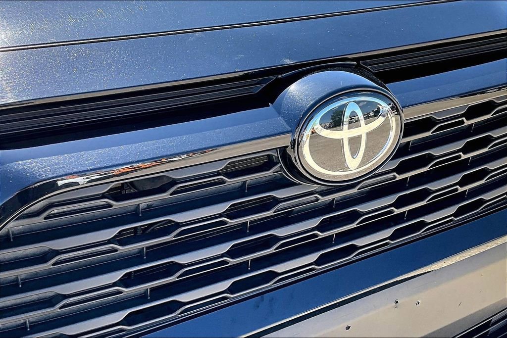 Used 2025 Toyota RAV4 XLE AWD/4WD image 28