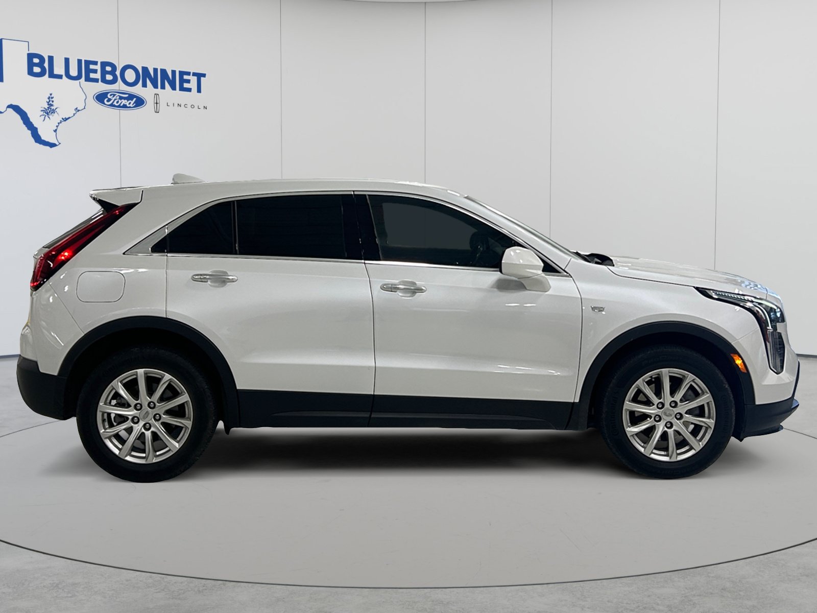 Used 2023 Cadillac XT4 Luxury w/ Cold Weather Package FWD image 4