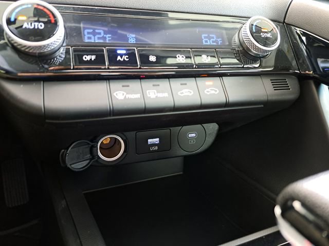 Used 2025 Hyundai Elantra Hybrid image 13