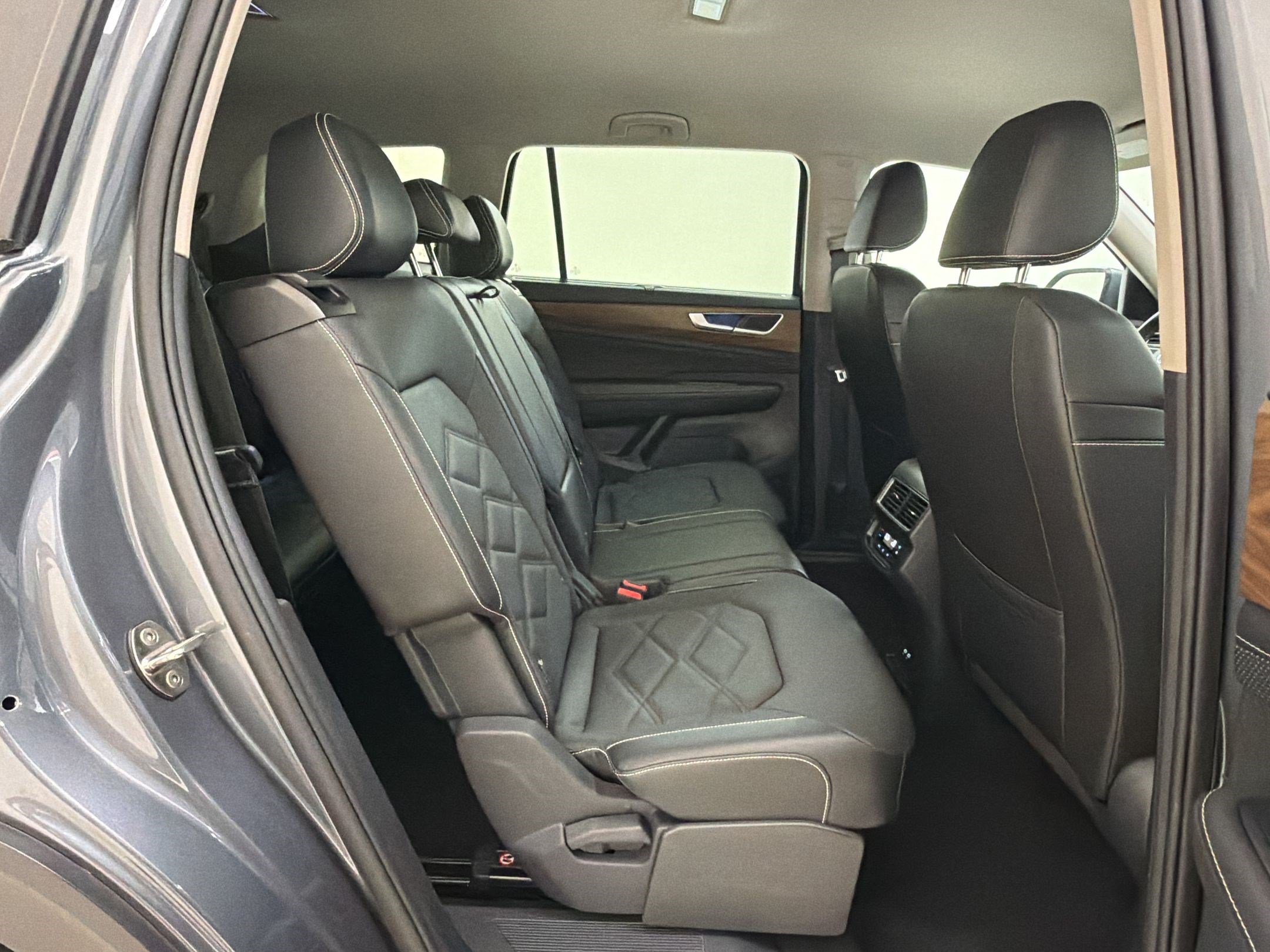 Used 2025 Volkswagen Atlas SE FWD image 32