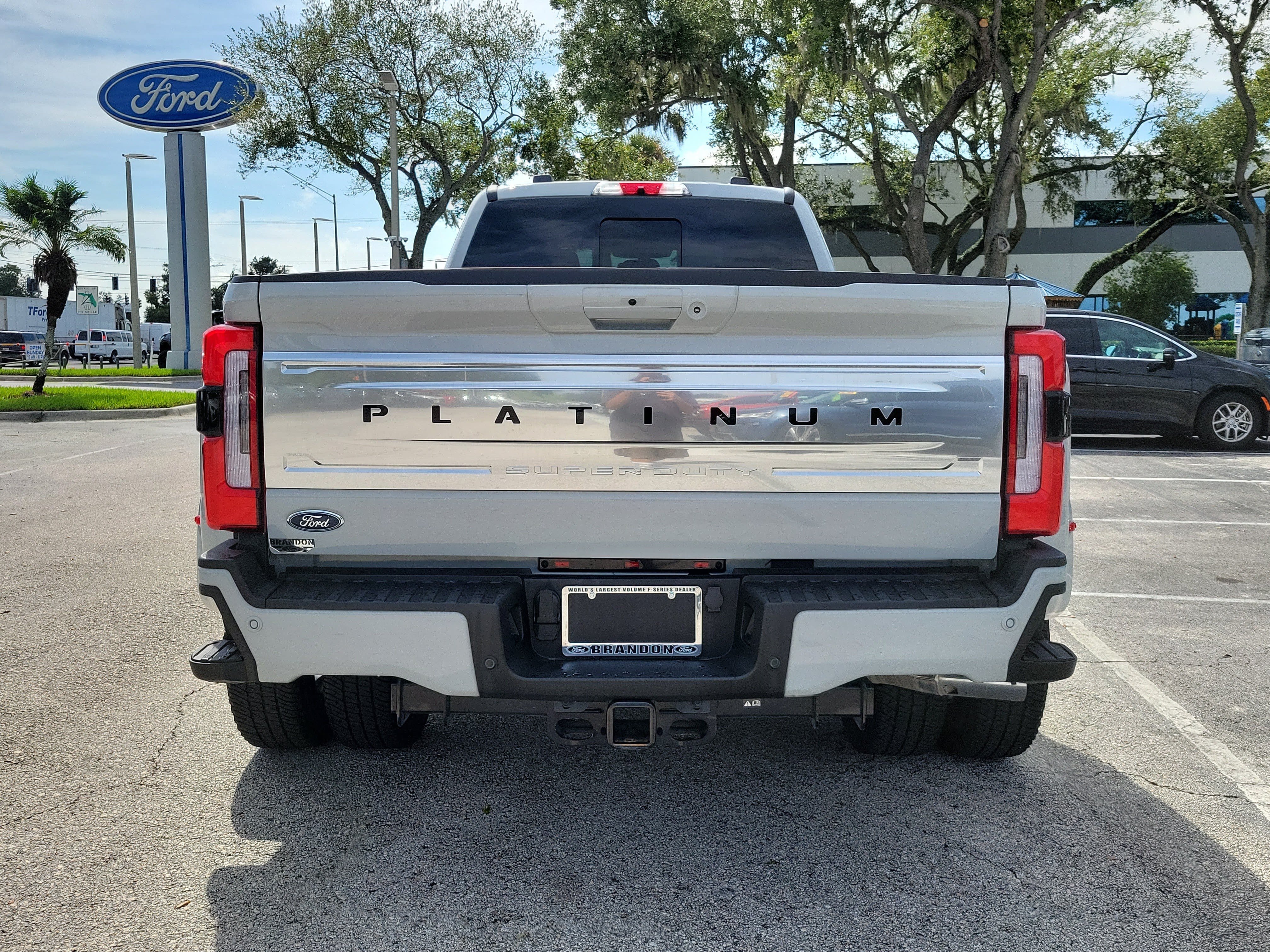 Certified 2025 Ford F350 Platinum w/ Platinum Plus Package AWD/4WD image 8