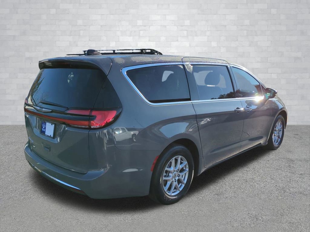 Used 2025 Chrysler Pacifica Select image 4