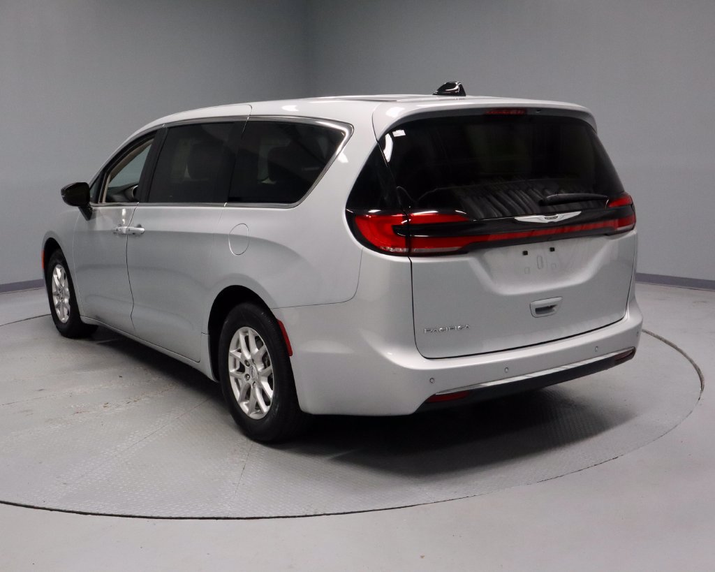 Used 2024 Chrysler Pacifica Touring-L FWD image 8