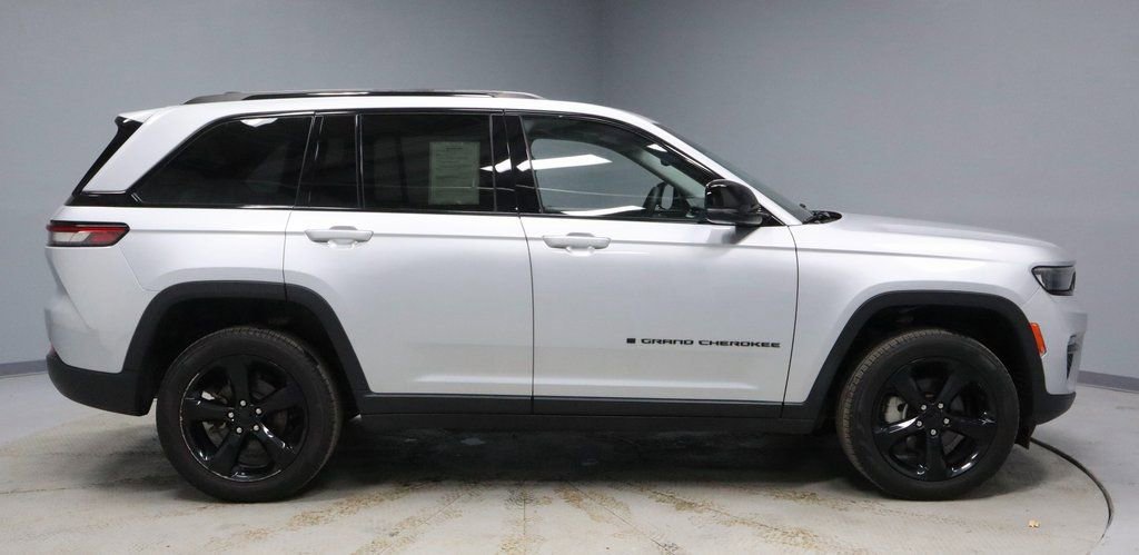 Used 2023 Jeep Grand Cherokee Limited w/ Black Appearance Package image 6