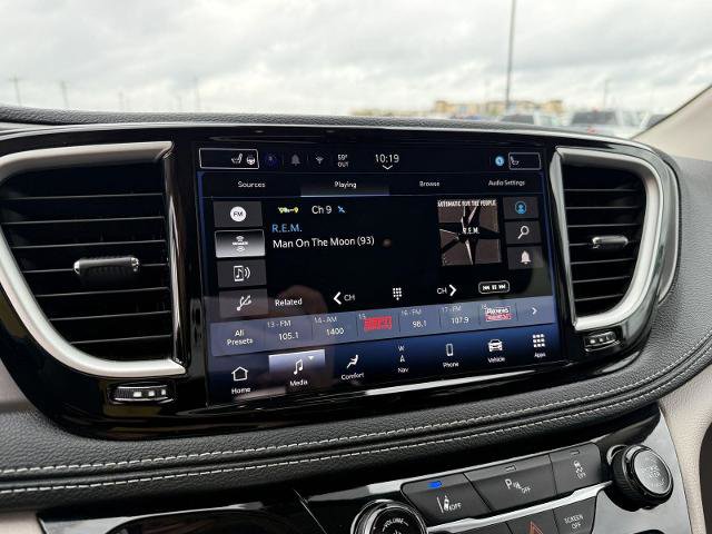 Used 2024 Chrysler Pacifica Limited FWD image 21