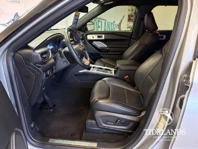 Certified 2023 Ford Explorer Platinum w/ Technology Package AWD/4WD image 11