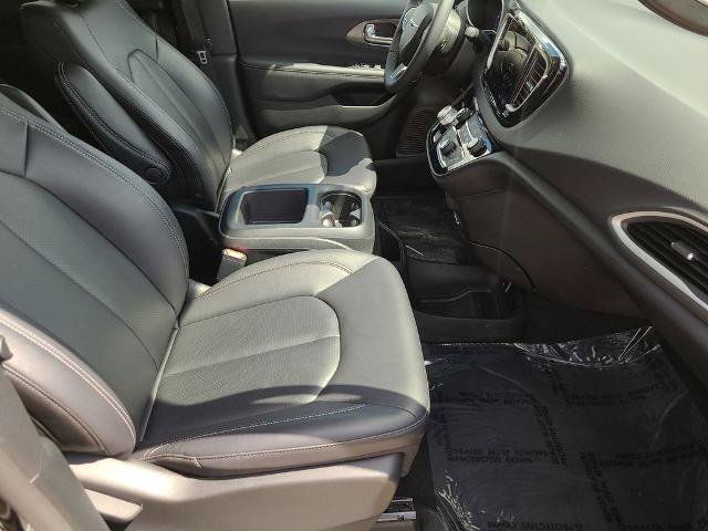 Used 2026 Chrysler Pacifica Select FWD image 11